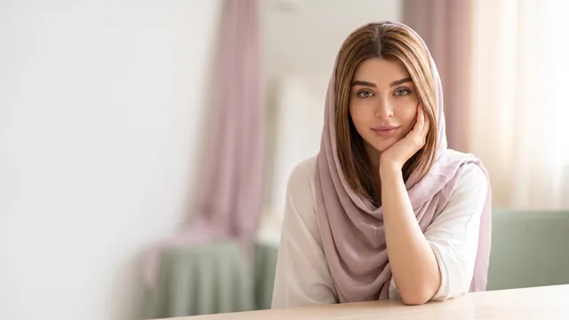 زنی در حال فکر کردن دربارهٔ انتخاب روش کاشت ابرو