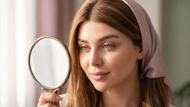 بررسی فرم ابرو در آینهٔ دستی