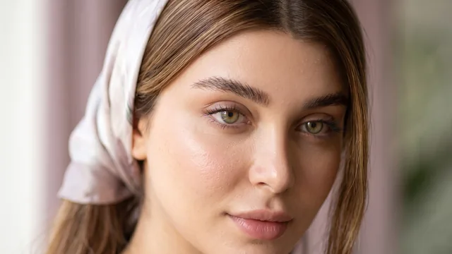 نمای نزدیک صورت با ابروهای پرپشت و فرم‌گرفته