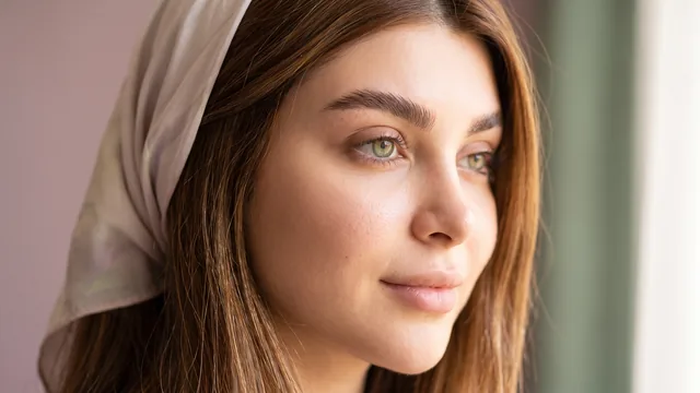 قوس و دنبالهٔ ابرو در نمای سه‌رخ